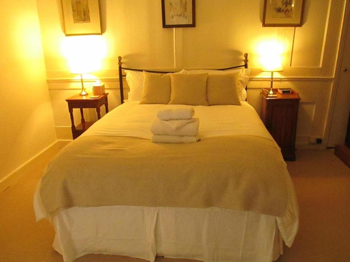 Bed and Breakfast Old Manor House Shepperton Esterno foto