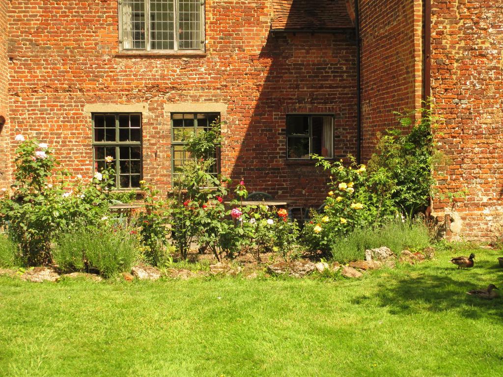 Bed and Breakfast Old Manor House Shepperton Esterno foto