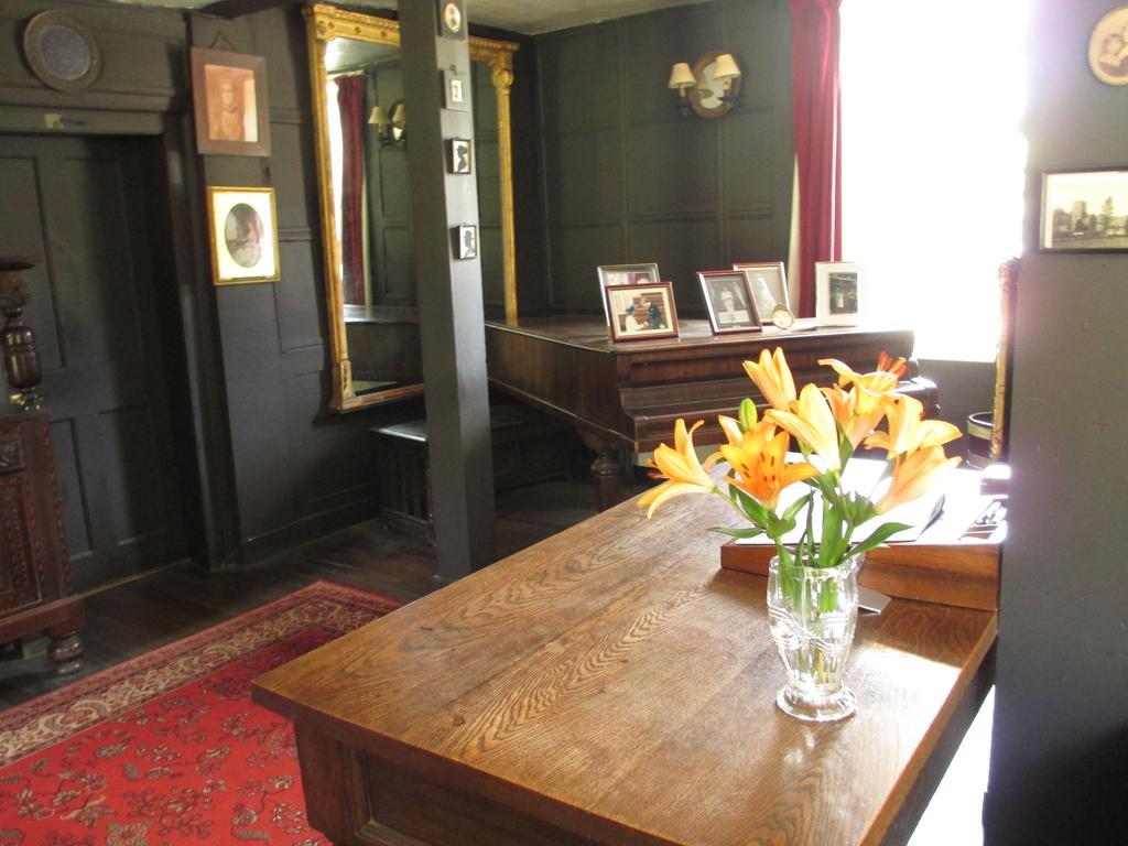 Bed and Breakfast Old Manor House Shepperton Esterno foto