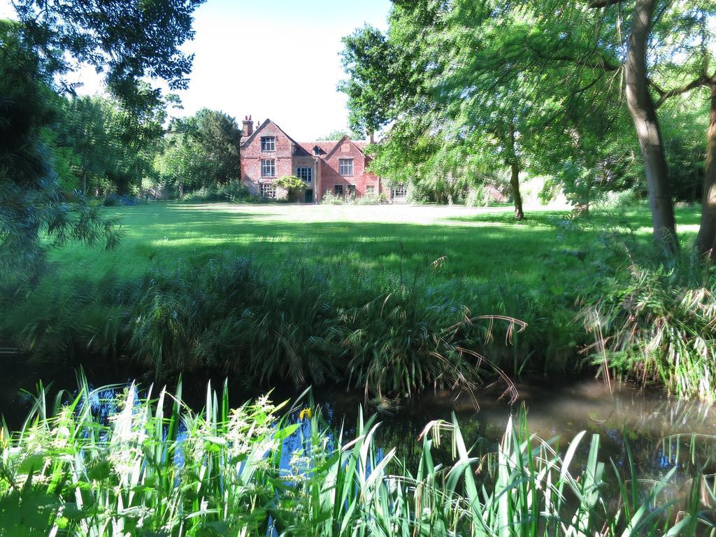 Bed and Breakfast Old Manor House Shepperton Esterno foto