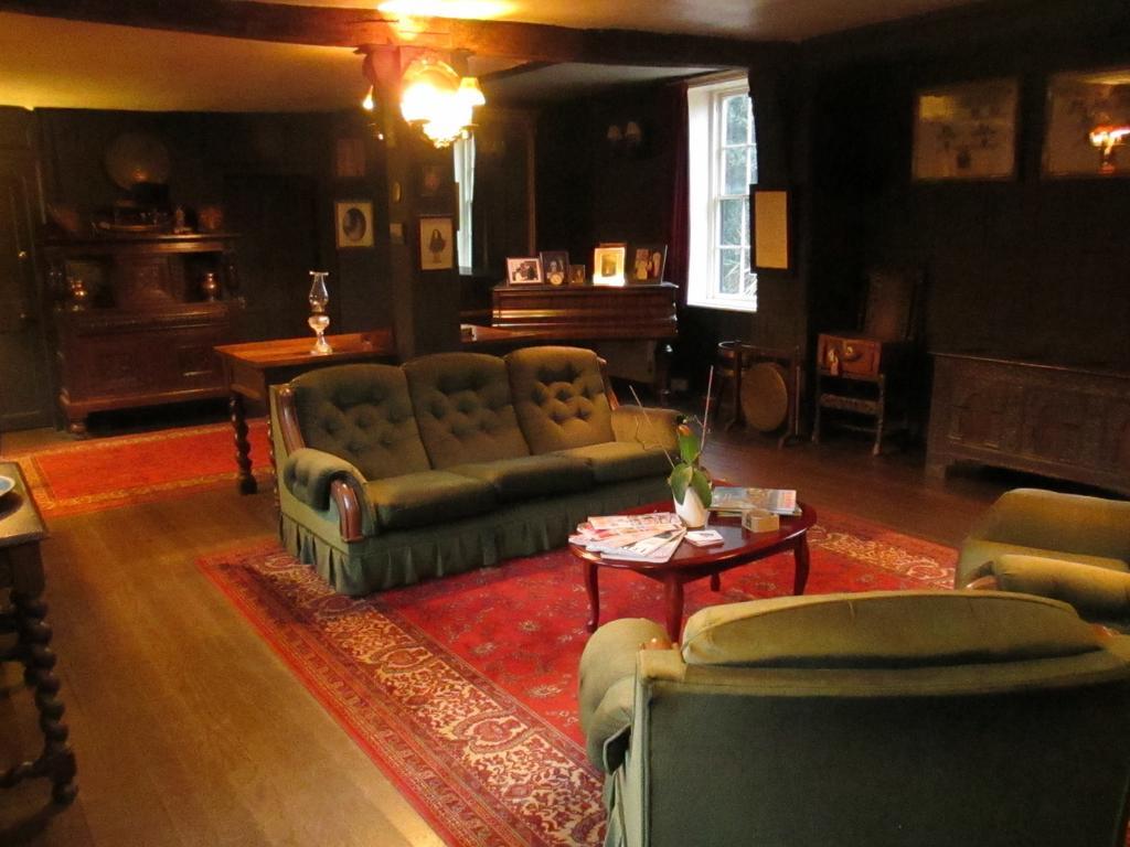 Bed and Breakfast Old Manor House Shepperton Esterno foto