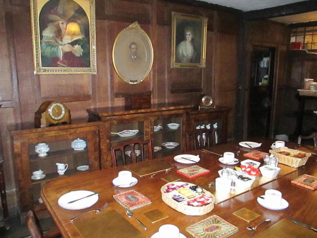 Bed and Breakfast Old Manor House Shepperton Esterno foto