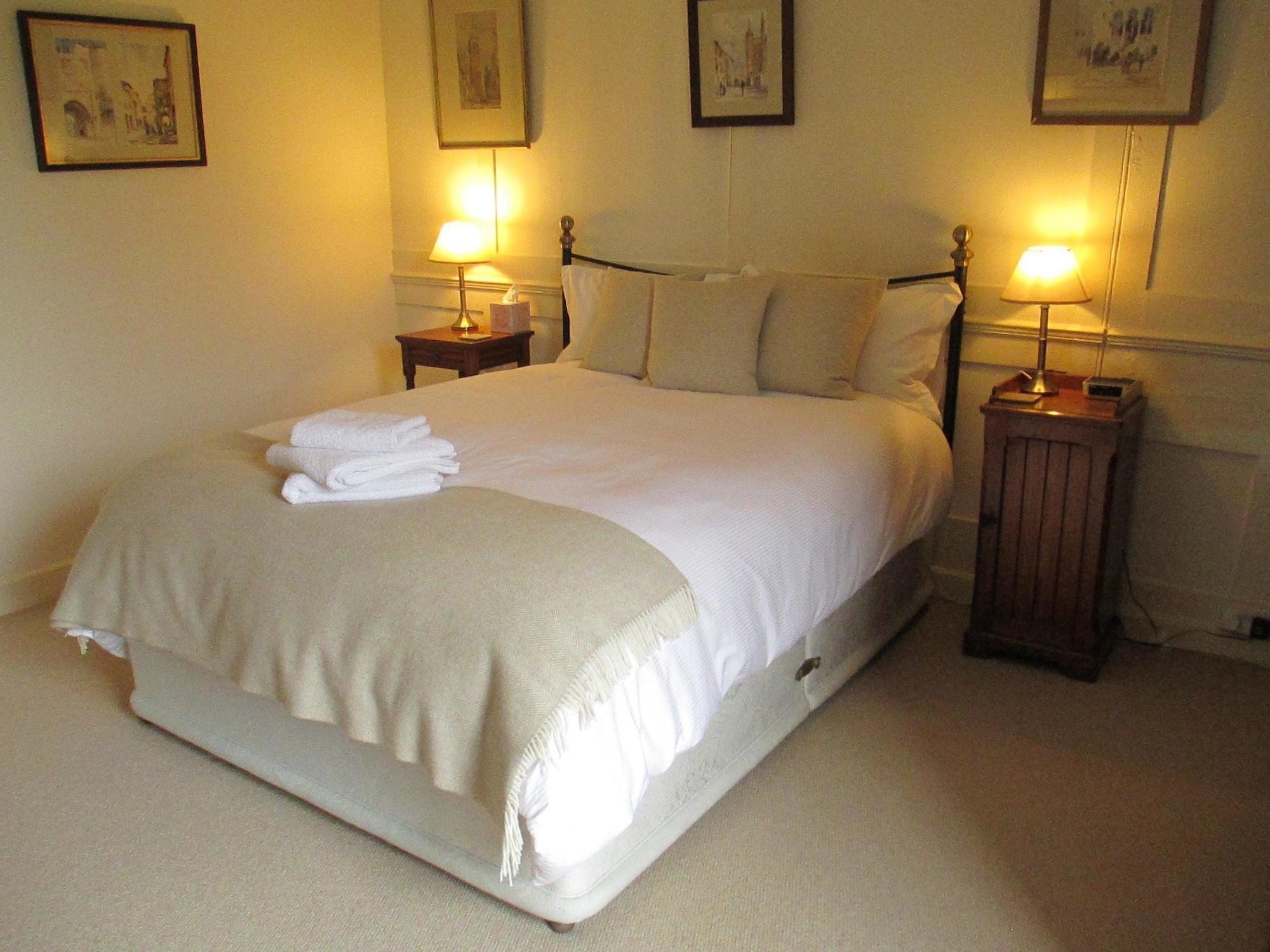 Bed and Breakfast Old Manor House Shepperton Esterno foto
