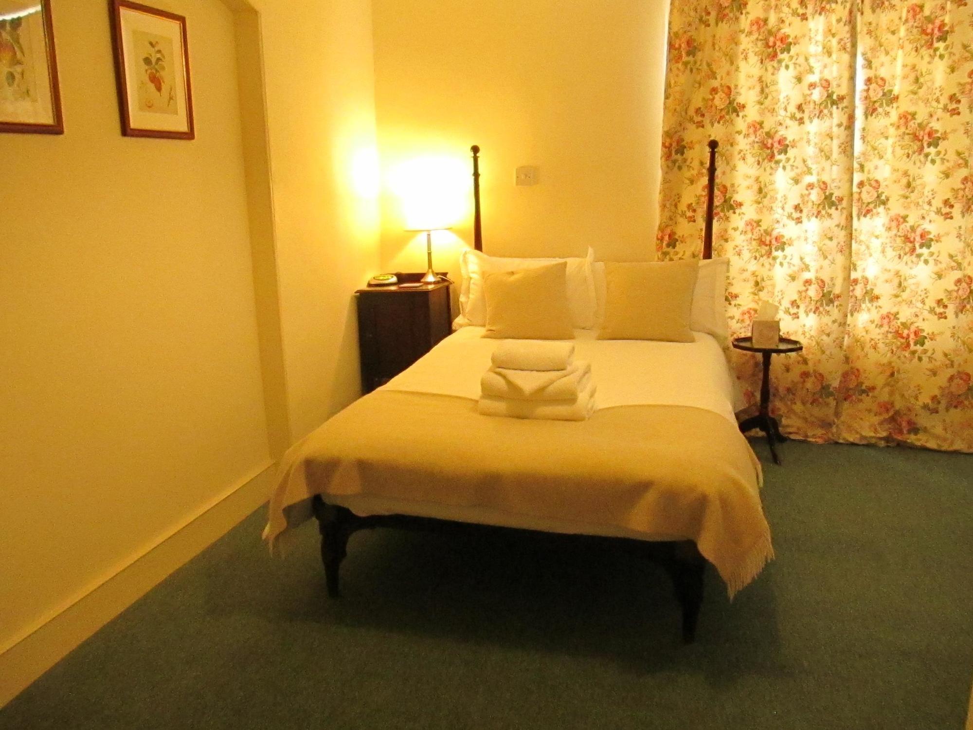 Bed and Breakfast Old Manor House Shepperton Esterno foto